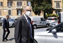 Vaccino, Letta “I parlamentari diano l’esempio”