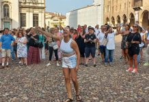 In 300 in piazza contro il Green pass e le disposizioni anti-Covid del governo