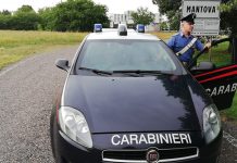 Piccola fabbrica clandestina con operai assunti in modo irregolare. Denunce e multa per 11mila euro
