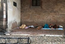 Bivacchi in pieno centro: il portico di Palazzo Ducale diventa un dormitorio