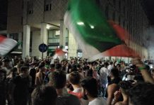 Caroselli in centro: spara in aria con una scacciacani in mezzo alla folla