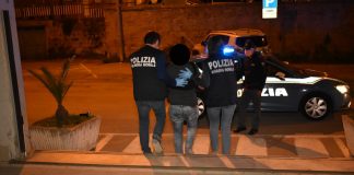 Aggredisce i ragazzi con una pistola e poi i poliziotti: arrestato 26enne marocchino