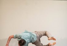 Segni a passo di danza con gli artisti De Dansers