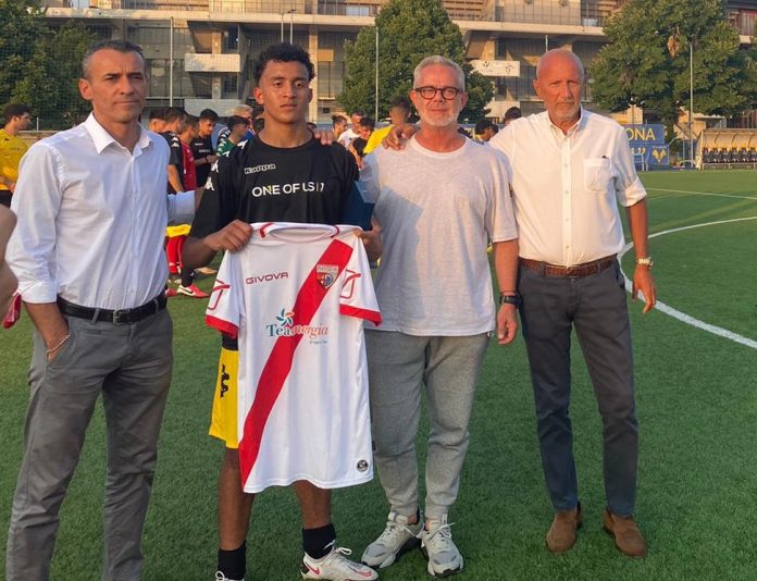 Hicham Ahib in posa con la maglia del Mantova