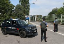 Mordono e aggrediscono i Carabinieri, due arresti