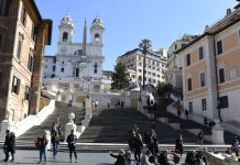 Turismo, a ferragosto prenotate 89,6% delle camere online