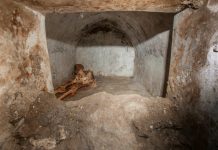 Pompei, scoperta una tomba con corpo semi mummificato
