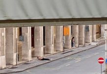 Seminudo sdraiato in corso Libertà. Stefano Rossi: buongiorno Mantova