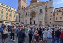 Folla in Sant’Andrea per l’ultimo saluto a Giuseppe De Donno