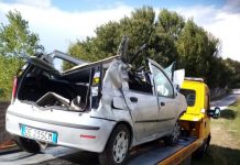 Finisce in auto nel fossato: auto sventrata e conducente illesa