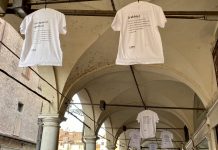 Rubate le magliette dell’esposizione “Nei Loro Panni”, la mostra Abeo sulle malattie rare e le emozioni di bimbe e famiglie