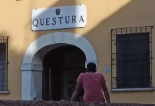 Tenta di rubare una bici, scoperto si rifugia sulla copertura della Domus