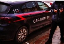 Denunciato per una foto con il dito medio alzato verso carabinieri