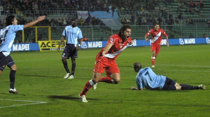 Godeas festeggia il gol-vittoria con l'Albinoleffe nel 2008