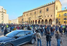 No Green Pass: più di 200 in piazza Sordello