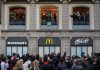 Milano, al ristorante McDonald’s di Piazza Duomo a sorpresa arriva Ghali
