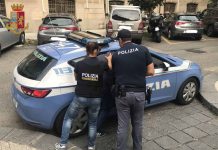 Minaccia i titolari della tabaccheria e aggredisce i poliziotti: arrestato pluripregiudicato