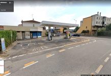 Rubano i soldi al distributore con il nastro biadesivo