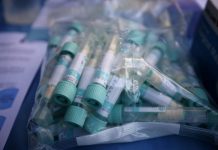 Covid, i casi continuano a crescere con l’incognita variante Omicron