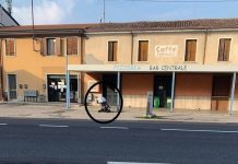 Lascia per 15 minuti il passeggino con due gemellini incustodito a fianco della SR 10