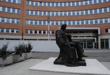 Mamma cade dal balcone e muore, era appena stata in questura a Mantova