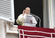 Papa “davanti a chi emigra non possiamo girarci dall’altra parte”