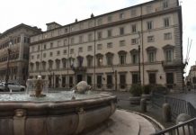 Covid, via libera al nuovo decreto. mascherine anche all’aperto