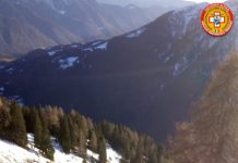 Incidente mortale in Val di Breguzzo: un’escursionista scivola lungo un pendio erboso. Altri due compagni elitrasportati d’urgenza all’ospedale di Trento
