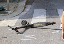 Salta lo stop in monopattino: 19enne investita da un’auto si rompe una gamba