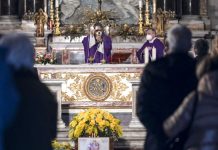 Monica Vitti, l’addio a Roma tra fiori gialli e lunghi applausi