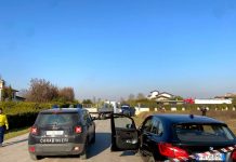 La gang arrivata da centinaia di km e a bordo le divise di Cc e polizia