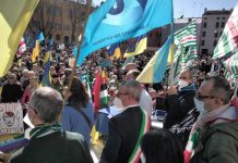 Piazza Sordello si riempie per dire No alla guerra in Ucraina