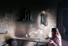 Intrappolati nella casa in fiamme, salvi per miracolo