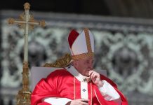 Una famiglia ucraina e una russa alle ultime stazioni della Via Crucis