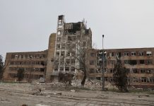 Proseguono gli attacchi aerei dei russi su Mariupol