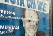 Vandali in azione, martellate contro la sede di Forza Italia