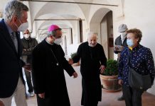 ll vescovo Busca festeggia il suo decano agli Istituti Santa Paola