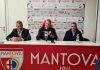 Calcio Serie C – Mantova, mister Lauro già al lavoro: “Più serenità, meno pressioni” Maurizio Lauro tra il ds Battisti e il vicepresidente Garzon