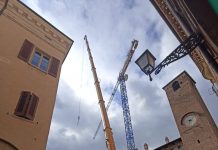 Iniziate le operazioni di smontaggio della gru in piazza Broletto