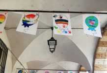 “Vogliamo la pace”: bimbi e famiglie addobbano i portici del centro di S.Martino dall’Argine