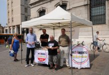 Banchetto degli attivisti pentastellati per un confronto diretto con i cittadini