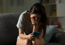 Minacce, pedinamenti e video a luci rosse diffusi sui social per vendicarsi della ex che lo ha lasciato