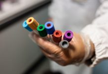 Covid, risale l’incidenza e l’Rt, scende occupazione intensive