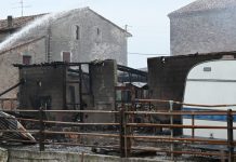 Incendio a Campione, a fuoco una barchessa: bruciato anche il tetto in eternit