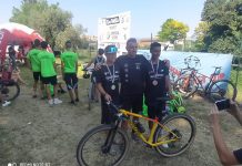 Ciclismo – Pietro Zerbinati trionfa all’Xc del Garda. Maria Acuti seconda in volata a Nogara Da sx Zerbinati, Bosis e Gobbi