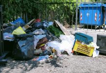 Svuota casa per strada: inquilina Aler multata dalla Polizia locale