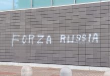 Scritta pro-Russia sul fabbricato che ospita il Mediaworld