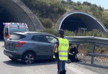 Malore fatale alla guida: muore 73enne in vacanza in Sicilia