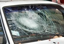 Crollo calcinacci dal sottopasso di viale Montello: sfondato il parabrezza di un’auto