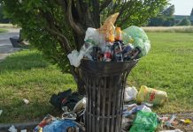 Rovistava tra i Gratta & Vinci usati che poi gettava a terra: multato un 65enne